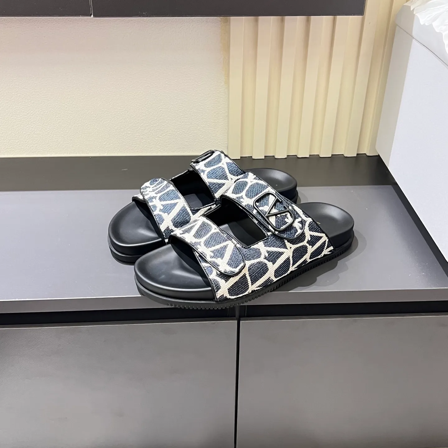 p300《VALENTINO》Warren Men🧍‍♂️Spring and Summer New Style. Cowhide logo flat slippers, elegant sandals, the same style worn by celebrities, original molding, imported calfskin. Rubber outsole. Soft and durable, full set of counter packaging, 38-44!